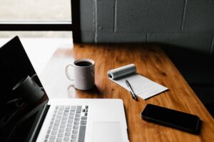 Remote finance professionals in Saudi Arabia working online in 2025 under Vision 2030