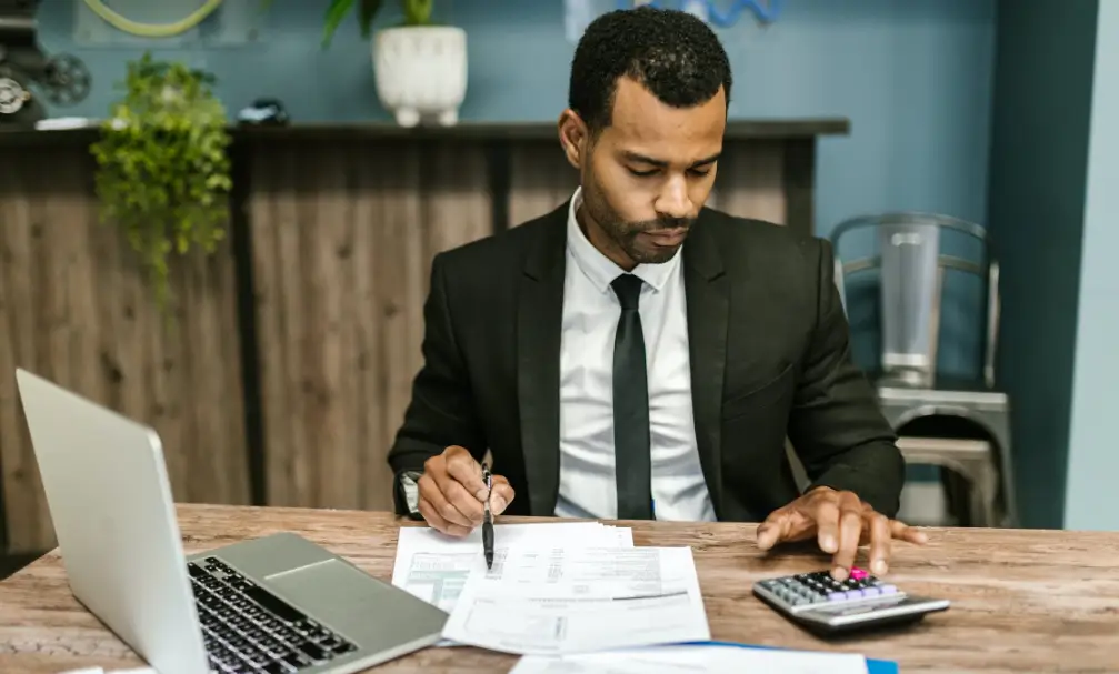 Finance professionals in Saudi Arabia working in fintech startups analyzing digital finance data
