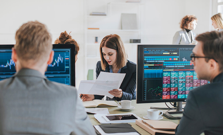 International professionals exploring finance jobs in Dubai, including Finance Analyst, Compliance, Investment Banking, ESG, and Blockchain roles, with high salary opportunities.