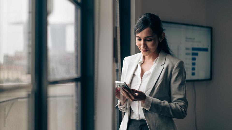 Finance jobs in Saudi Arabia for fresh graduates 2025 – accounting, analyst, banking, audit, tax, and planning roles explained.