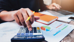 Overview of high-paying finance jobs in India 2025, including finance analyst, investment banking, compliance, ESG, blockchain, tax, and treasury roles