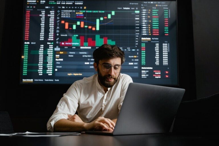 Finance professional in USA using data analytics tools for financial analysis and career growth in 2025